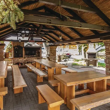 Amazing In W Outdoor Swimming Pool Heated Swimming Pool And 2 Bedrooms Mutenice